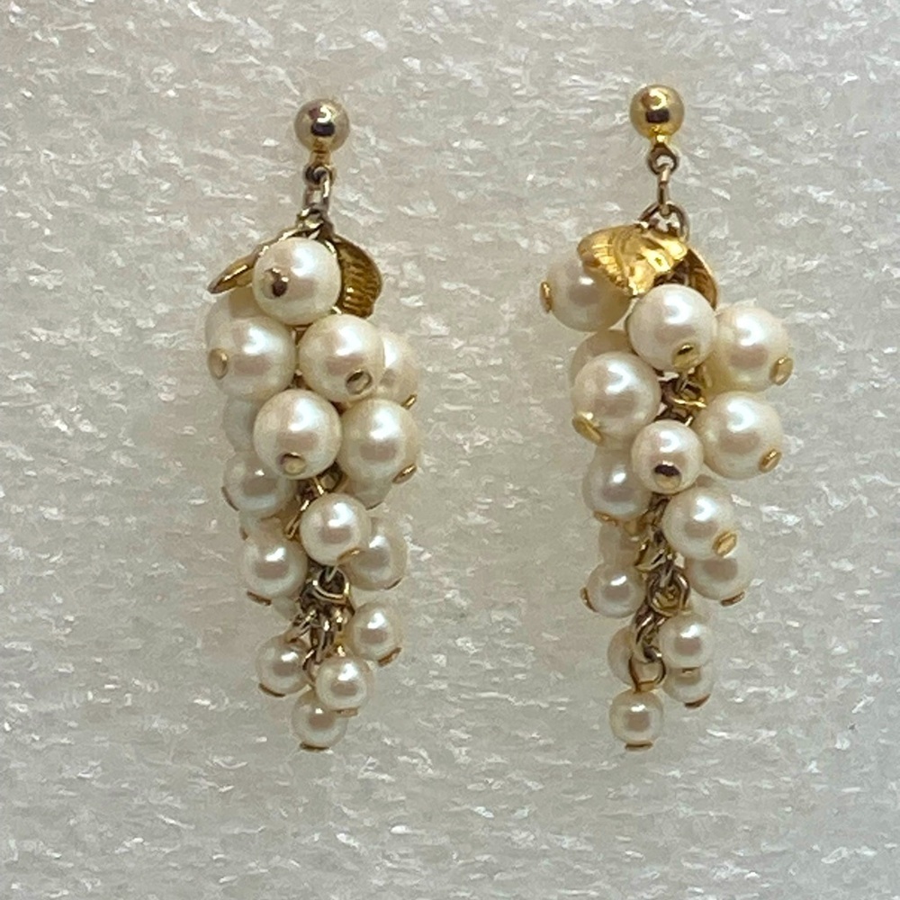 Vtg Faux Pearl Gold Tone Leaves Grape Cluster Dangle Stud Earrings / 1.6”